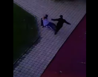 Жорстоке побиття чоловіка посеред вулиці: оприлюднено нове відео Жорстоке побиття чоловіка посеред вулиці: оприлюднено нове відео