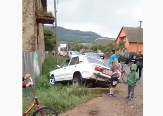 На Перечинщині сталась аварія. В машині були діти На Перечинщині сталась аварія. В машині були діти