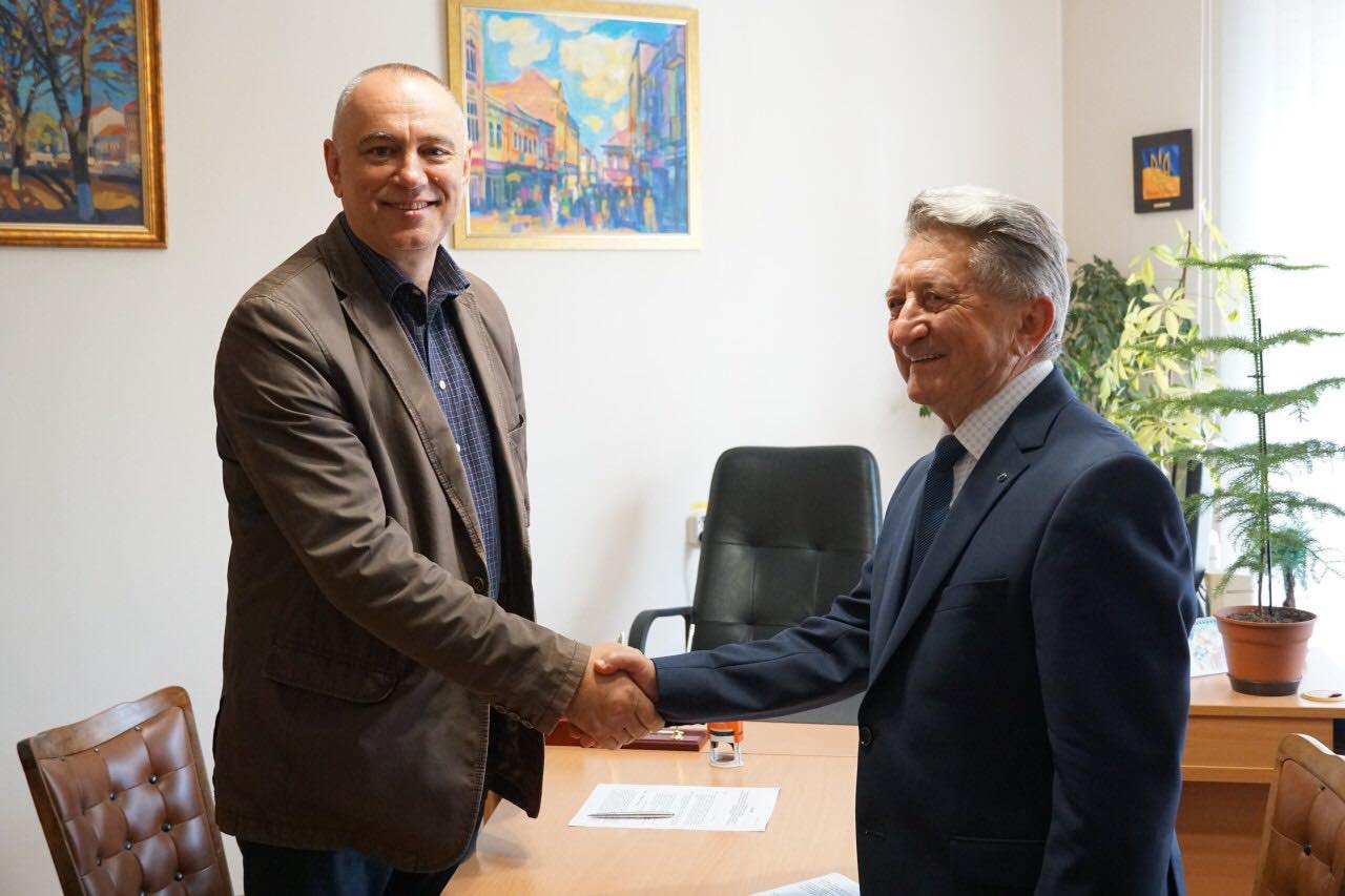 Заслужений лікар України Степан Біляк передав Ужгородській міській дитячій лікарні обладнання для лікування онкохворих дітей Заслужений лікар України Степан Біляк передав Ужгородській міській дитячій лікарні обладнання для лікування онкохворих дітей