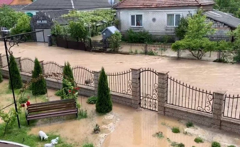 Вулиця перетворилась на річку: на Закарпатті негода наробила біди Вулиця перетворилась на річку: на Закарпатті негода наробила біди