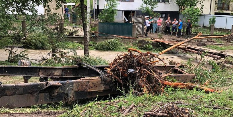 За кілька хвилин усе залило: закарпатці прибирають свої двори після підтоплень За кілька хвилин усе залило: закарпатці прибирають свої двори після підтоплень