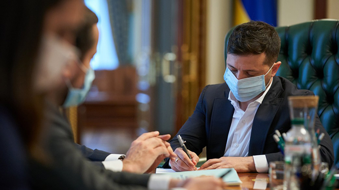 Рекордна кількість інфікованих: Зеленський закликав Кабмін відреагувати на новий спалах COVID-19 Рекордна кількість інфікованих: Зеленський закликав Кабмін відреагувати на новий спалах COVID-19