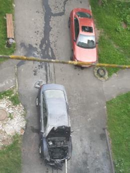 У Мукачеві вночі горів автомобіль: оприлюднено відео з місця події У Мукачеві вночі горів автомобіль: оприлюднено відео з місця події