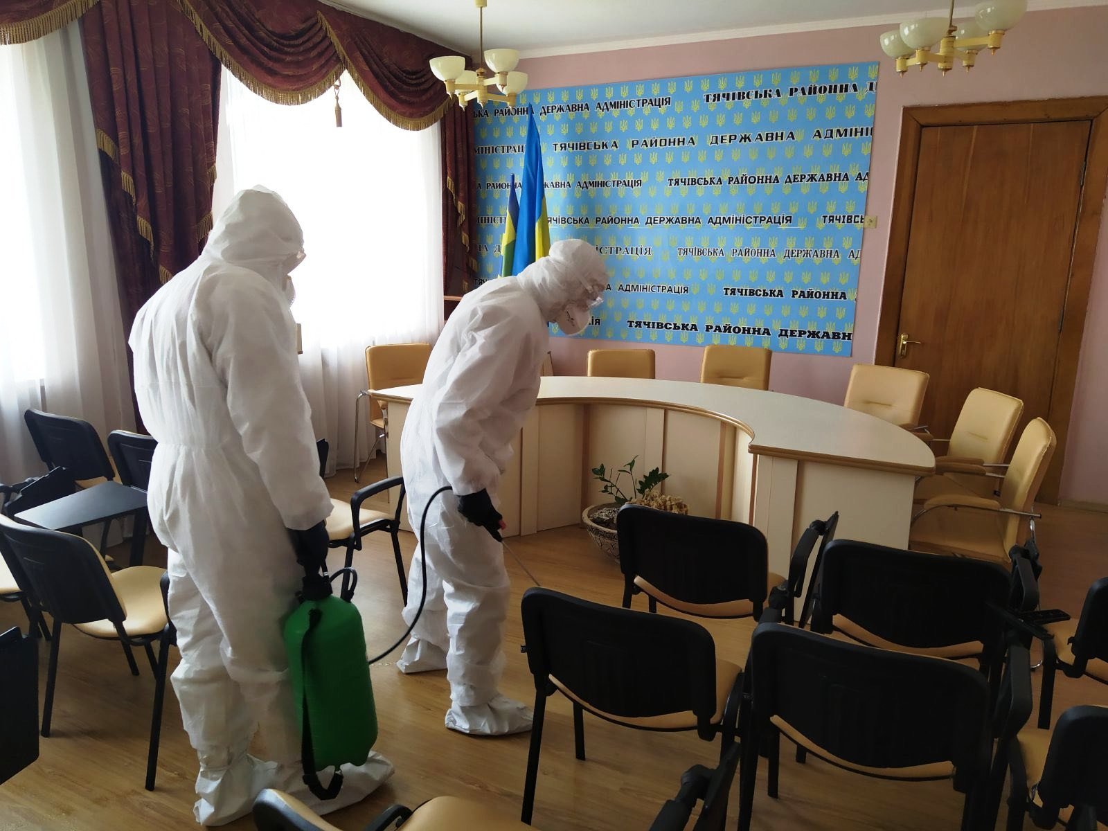 Тячівську РДА закрили для відвідувачів через виявлення в однієї з працівниць COVID-19 Тячівську РДА закрили для відвідувачів через виявлення в однієї з працівниць COVID-19