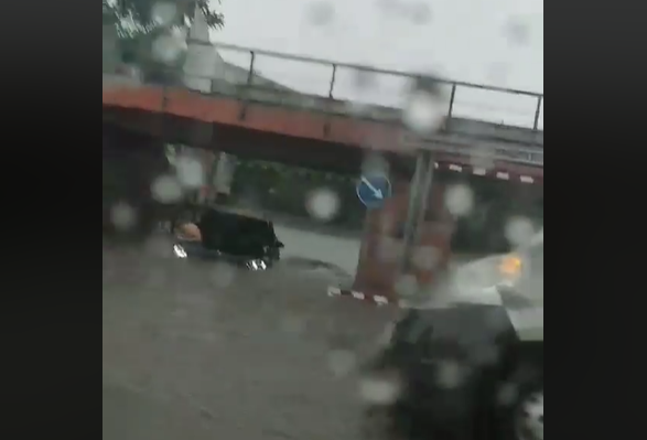 Потрапив у "водяну пастку": в Ужгороді потонуло авто Потрапив у "водяну пастку": в Ужгороді потонуло авто
