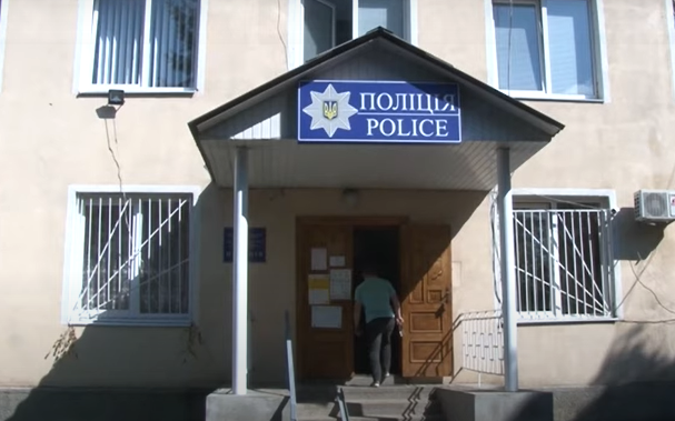 "Я дитину не для того народила, щоб над нею знущалися", – жінка вимагає покарати поліцейську, яка побила її доньку "Я дитину не для того народила, щоб над нею знущалися", – жінка вимагає покарати поліцейську, яка побила її доньку