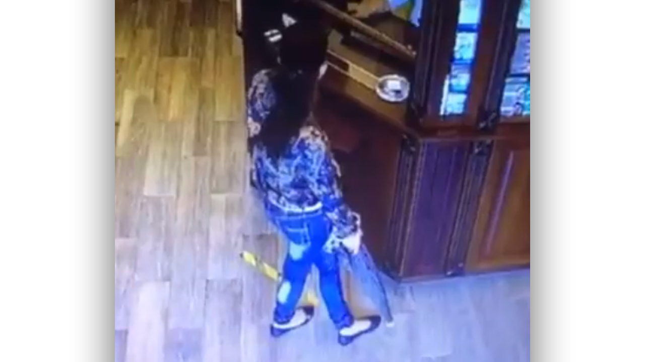 У Мукачеві жінка взяла ліки і втекла з аптеки, не розрахувавшись за них У Мукачеві жінка взяла ліки і втекла з аптеки, не розрахувавшись за них