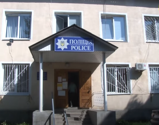 Поліцейська, яку підозрюють у побитті дівчини, виявилася родичкою потерпілої, – ЗМІ Поліцейська, яку підозрюють у побитті дівчини, виявилася родичкою потерпілої, – ЗМІ