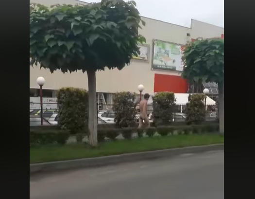 Вулицями Ужгорода розгулює голий чоловік Вулицями Ужгорода 19 червня розгулює голий чоловік