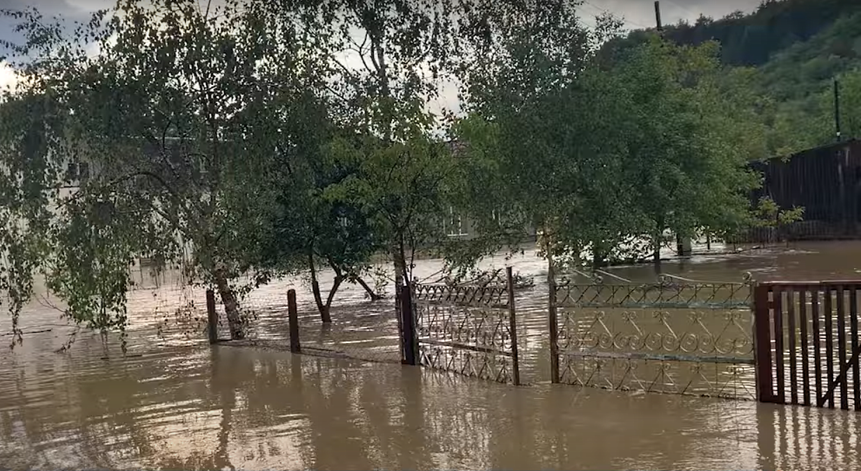 Вода в оселі – по пояс: мешканці одного з районів досі оговтуються від наслідків негоди Вода в оселі – по пояс: мешканці одного з районів досі оговтуються від наслідків негоди