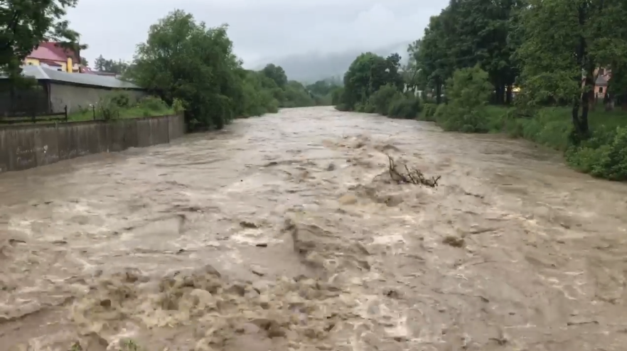 На Рахівщині суттєво піднявся рівень води в річці: відео На Рахівщині суттєво піднявся рівень води в річці: відео