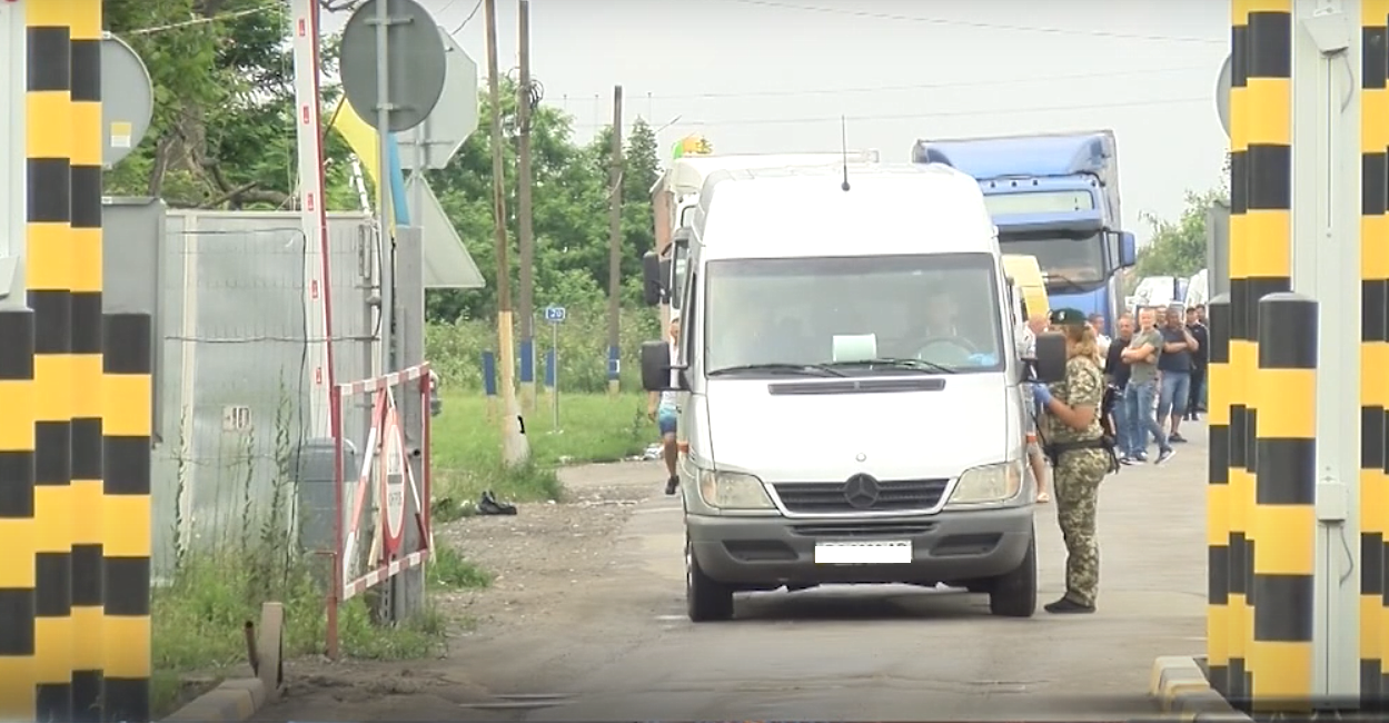 Заробітчани десятки годин простоюють в черзі на КПП «Дяково» Заробітчани десятки годин простоюють в черзі на КПП «Дяково»