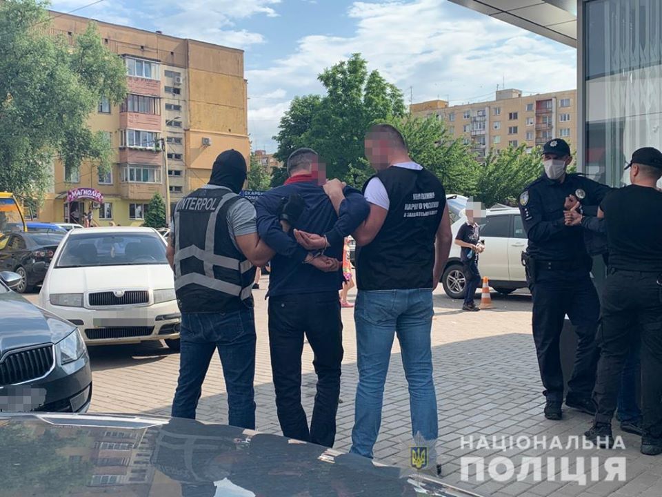 Поблизу торгового центру Ужгорода затримали іноземного злочинця Поблизу торгового центру Ужгорода затримали іноземного злочинця