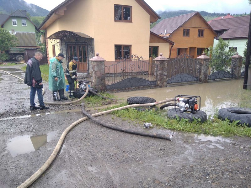 Рахівщина у воді: затопило дороги та дворогосподарства Рахівщина у воді: затопило дороги та дворогосподарства