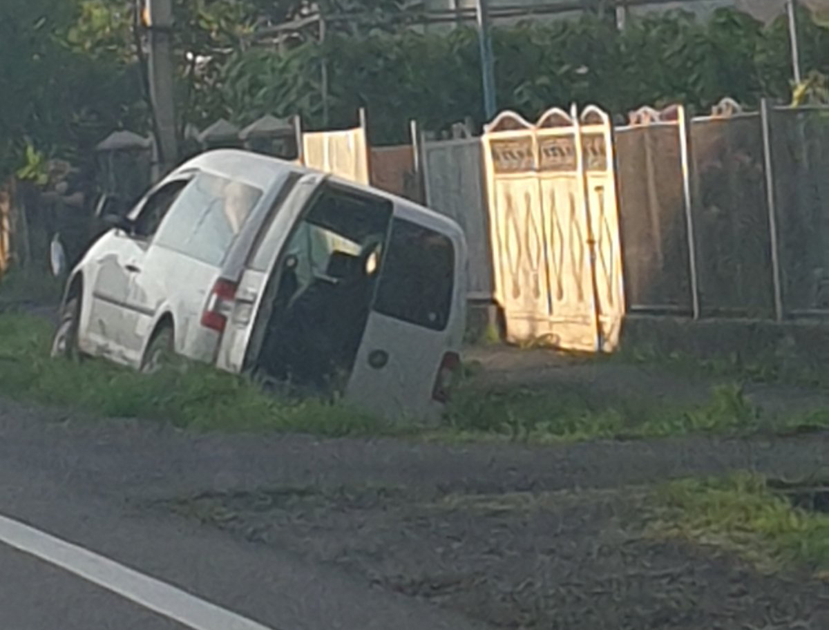 У Ракошині автомобіль з’їхав з дороги У Ракошині автомобіль з’їхав з дороги