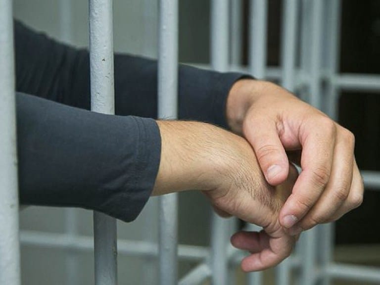 19-річний хлопець схиляв школярів вживати наркотики 19-річний хлопець схиляв школярів вживати наркотики