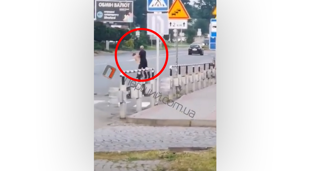 Бійка навпроти ринку ГІД у Мукачеві: очевидці зняли відео Бійка навпроти ринку ГІД у Мукачеві: очевидці зняли відео