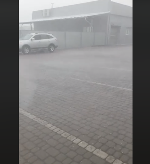 Мукачево засипало градом: очевидці оприлюднили відео негоди Мукачево засипало градом: очевидці оприлюднили відео негоди