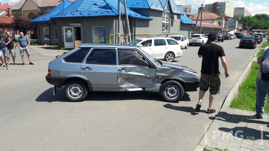 У Мукачеві трапилась ДТП: зіткнулись ВАЗ та позашляховик У Мукачеві трапилась ДТП: зіткнулись ВАЗ та позашляховик