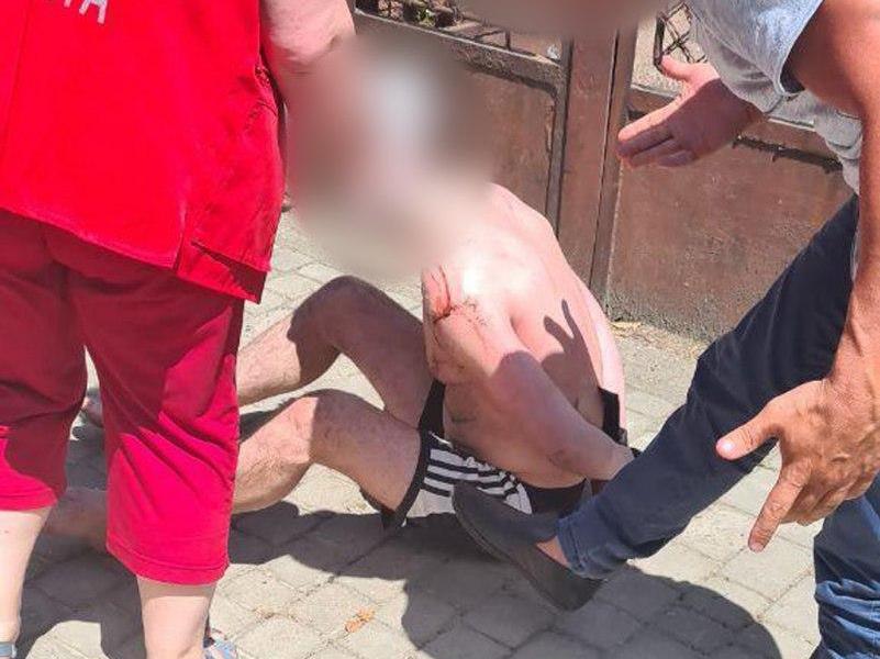 Чоловік вистрибнув зі "швидкої" та намагався завдати собі тілесних ушкоджень Чоловік вистрибнув зі "швидкої" та намагався завдати собі тілесних ушкоджень