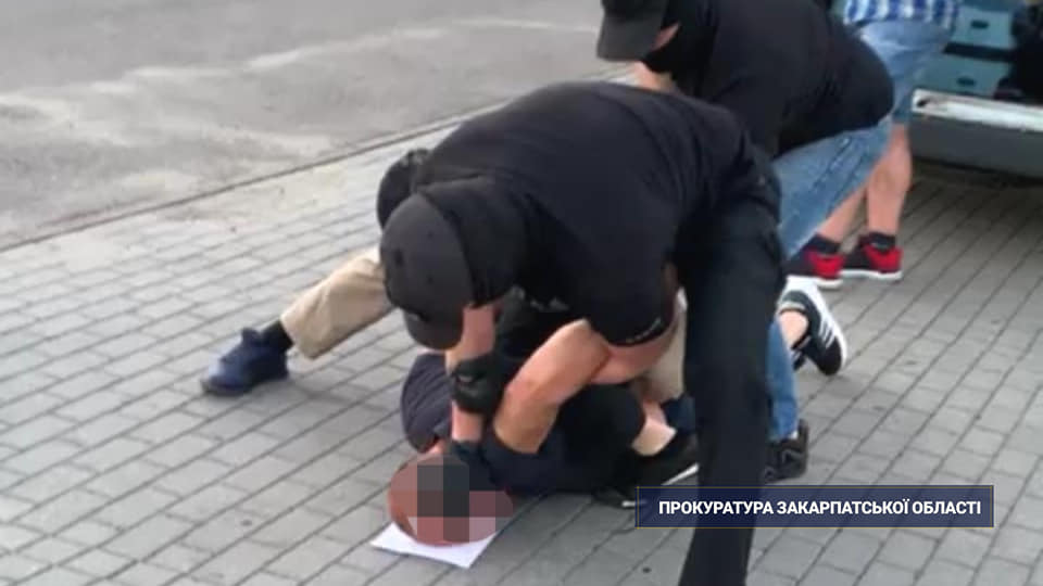 Затримання біля торгового центру Мукачева: подробиці від прокуратури Затримання біля торгового центру Мукачева: подробиці від прокуратури