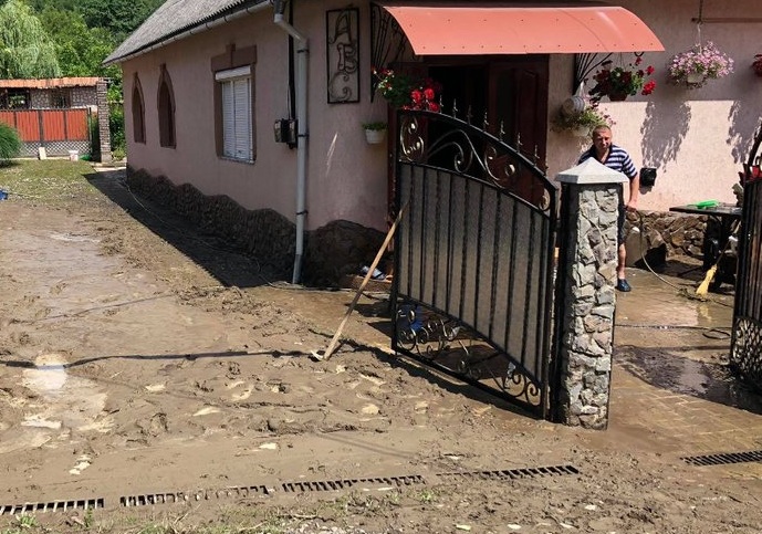 Негода на Закарпатті: в одному селі підтопило понад 30 дворогосподарств Негода на Закарпатті: в одному селі підтопило понад 30 дворогосподарств