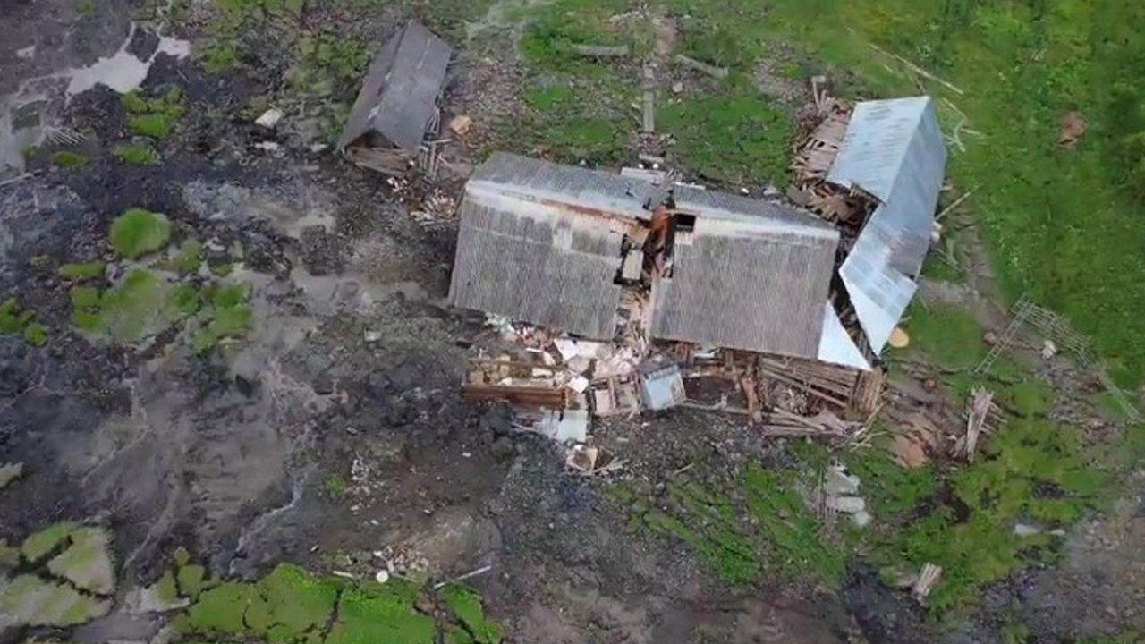 На Закарпатті будинок розколовся навпіл: опубліковано відео Наслідки негоди: у Рахівському районі, що на Закарпатті, будинок розколовся навпіл