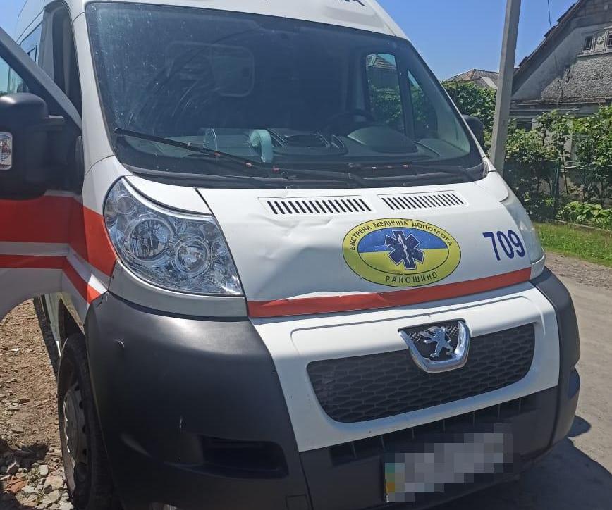 У селі на Мукачівщині хлопець вилами пошкодив автомобіль "швидкої" У селі на Мукачівщині хлопець вилами пошкодив автомобіль "швидкої"