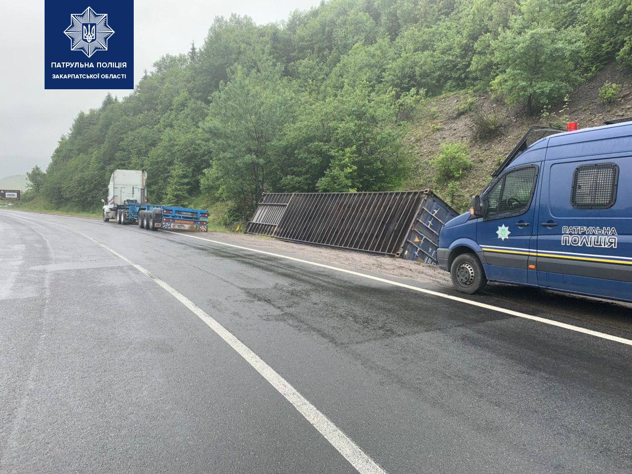 Водій перевищив швидкість і контейнер "злетів" з фури Водій перевищив швидкість і контейнер "злетів" з фури