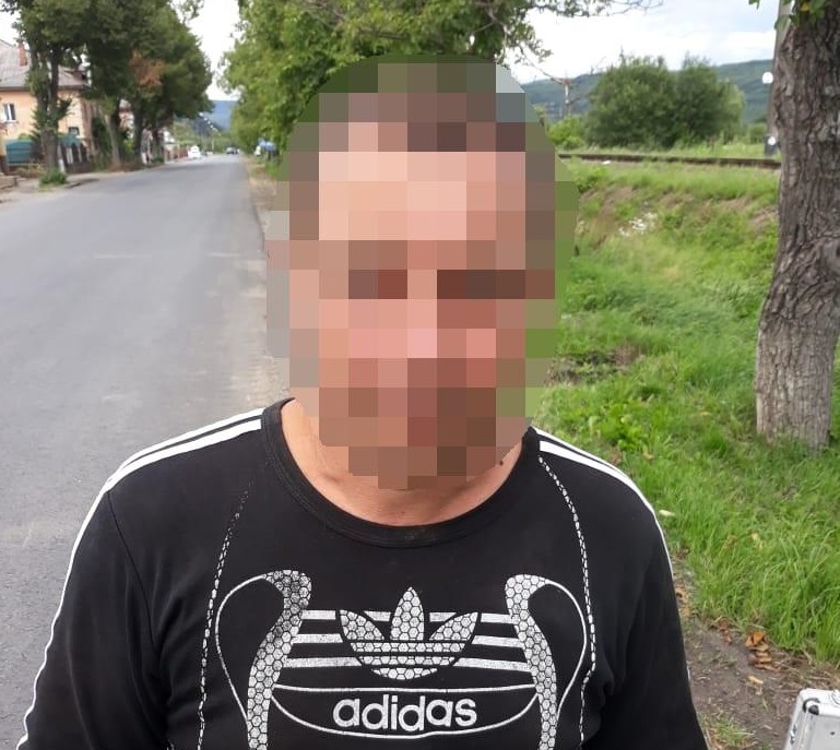 У машині закарпатця знайшли кілька ножів У машині закарпатця знайшли кілька ножів