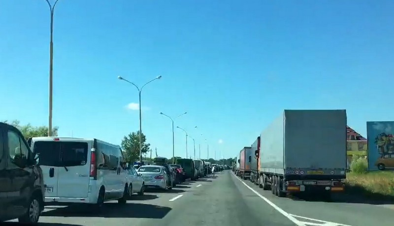 У мережі показали кілометрові черги до КПП "Тиса" У мережі показали кілометрові черги до КПП "Тиса"
