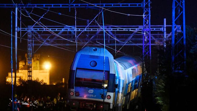 Вечірня аварія у Чехії: загинула людина, десятки постраждалих Вечірня аварія у Чехії: загинула людина, десятки постраждалих