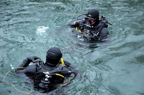 Водолази шукають тіло чоловіка, який впав у річку Водолази у Хусті шукають тіло чоловіка, який впав у річку Ріка