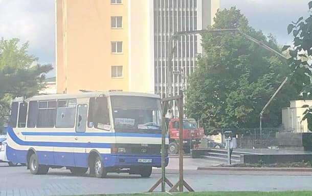 Надзвичайна подія в Україні: у Луцьку озброєний чоловік взяв у заручники рейсовий автобус із пасажирами Надзвичайна подія в Україні: у Луцьку озброєний чоловік взяв у заручники рейсовий автобус із пасажирами