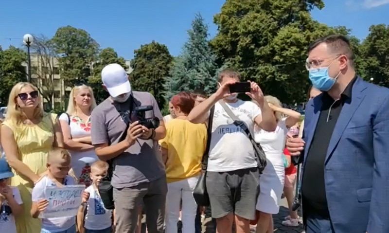 Обурені батьки школярів і дошкільнят прийшли під стіни Закарпатської ОДА: опубліковано відео Обурені батьки школярів і дошкільнят прийшли під стіни Закарпатської ОДА: опубліковано відео