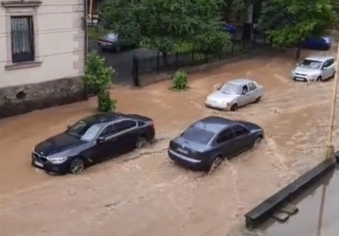 Частину Ужгорода підтопило: користувачі публікують відео Частину Ужгорода підтопило: користувачі публікують відео