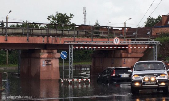 Під мостом в Ужгороді у воді застрягло авто Під мостом в Ужгороді у воді застрягло авто