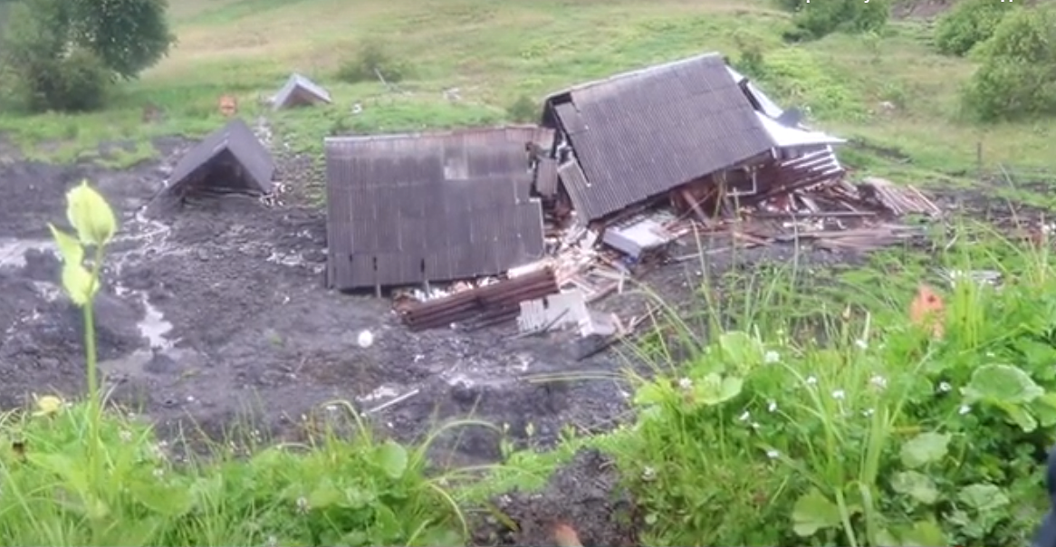 Ціле село опинилося в небезпеці: люди б’ють на сполох Ціле село опинилося в небезпеці: люди б’ють на сполох