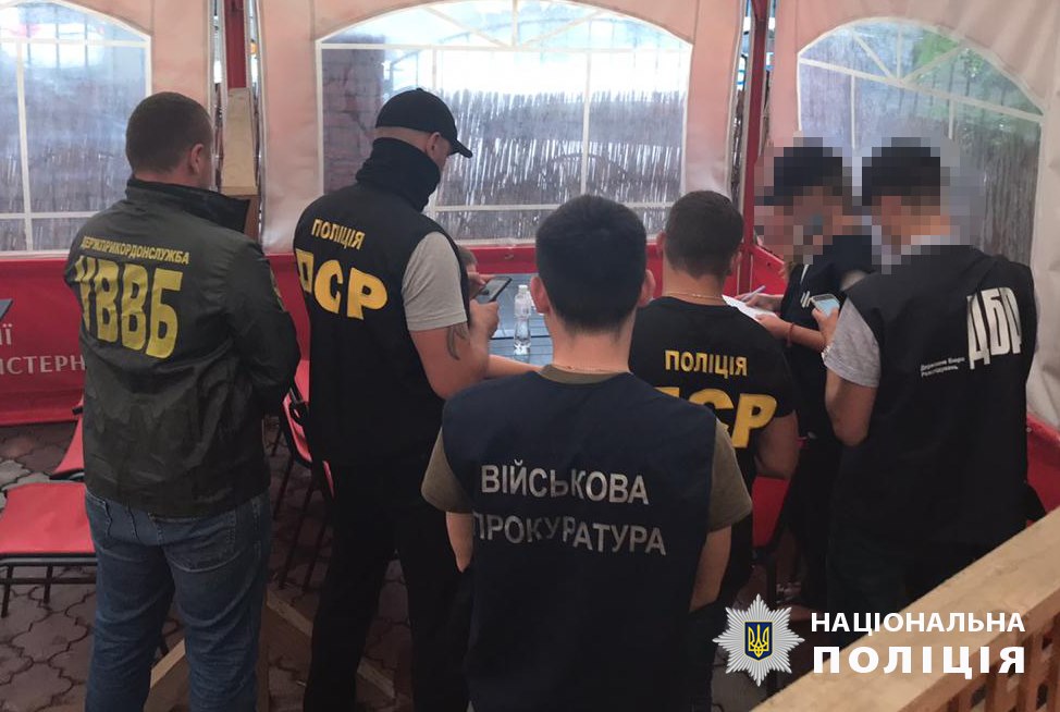 Брав 40 доларів за один ящик: затримано прикордонника, який організував корупційну схему Брав 40 доларів за один ящик: затримано прикордонника, який організував корупційну схему