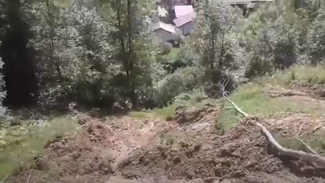 Опубліковано відео наслідків зсуву ґрунту у селищі Ясіня Опубліковано відео наслідків зсуву ґрунту у селищі Ясіня