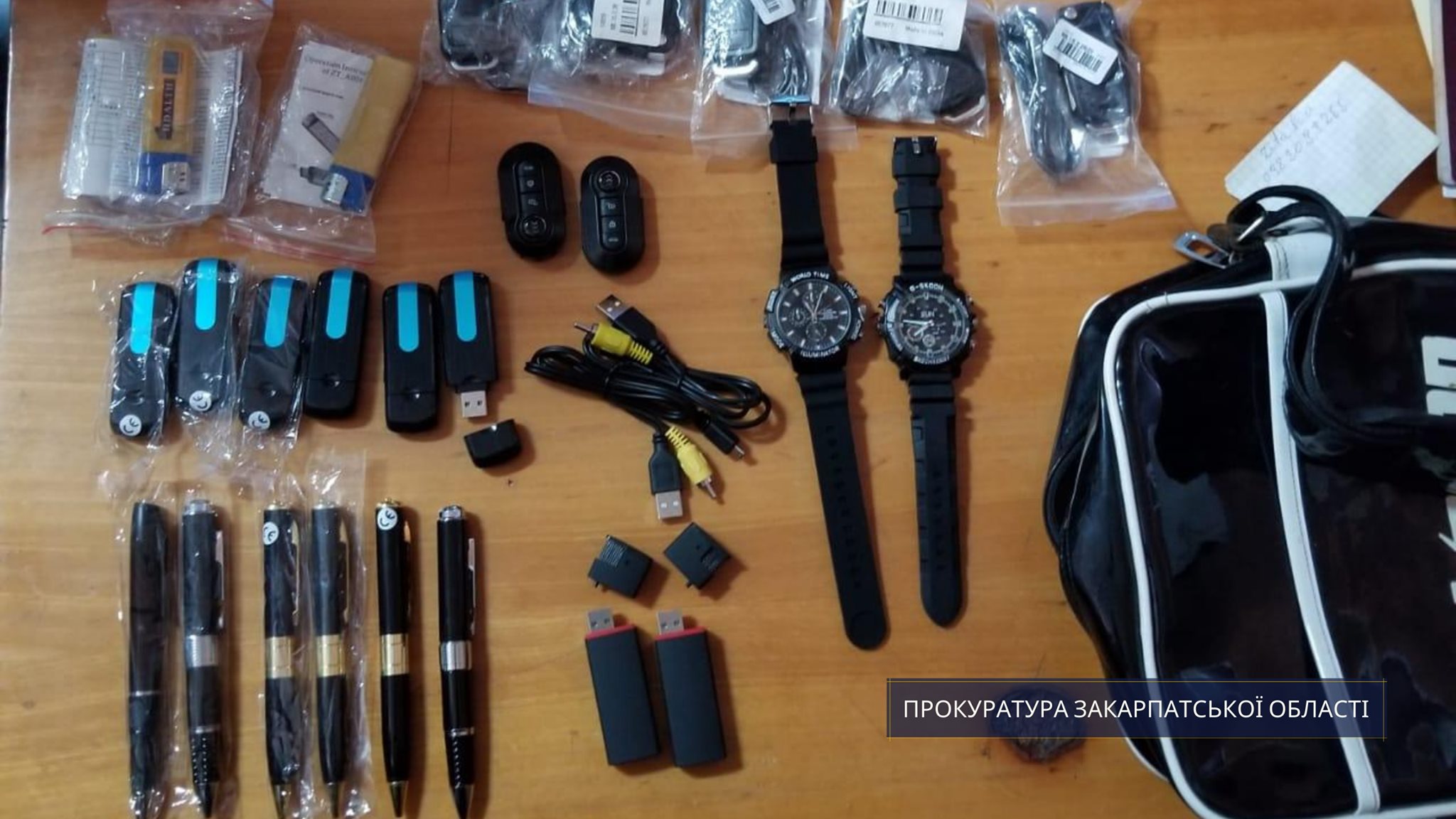 Чоловік намагався ввезти в Україну предмети для шпигування Чоловік намагався ввезти в Україну предмети для шпигування