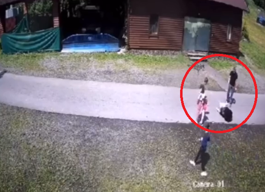 На популярному закарпатському курорті чоловік побив 12-річну дівчинку. Камери відеоспостереження зафіксували момент нападу На популярному закарпатському курорті Воєводино чоловік побив 12-річну дівчинку. Камери відеоспостереження зафіксували момент нападу