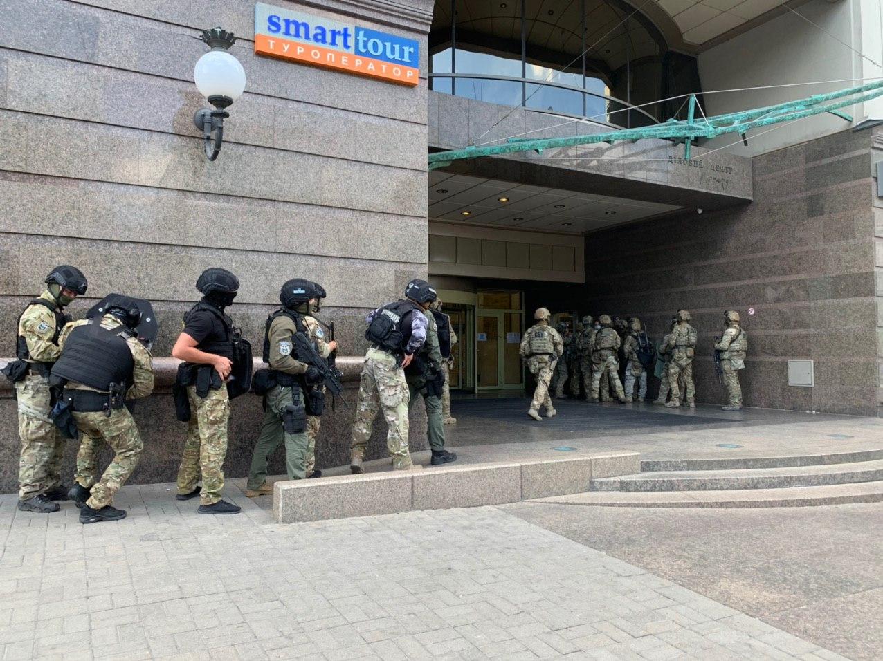 Спецоперація в прямому ефірі: терориста, який захопив банк, затримано Спецоперація в прямому ефірі: терориста, який захопив банк, затримано