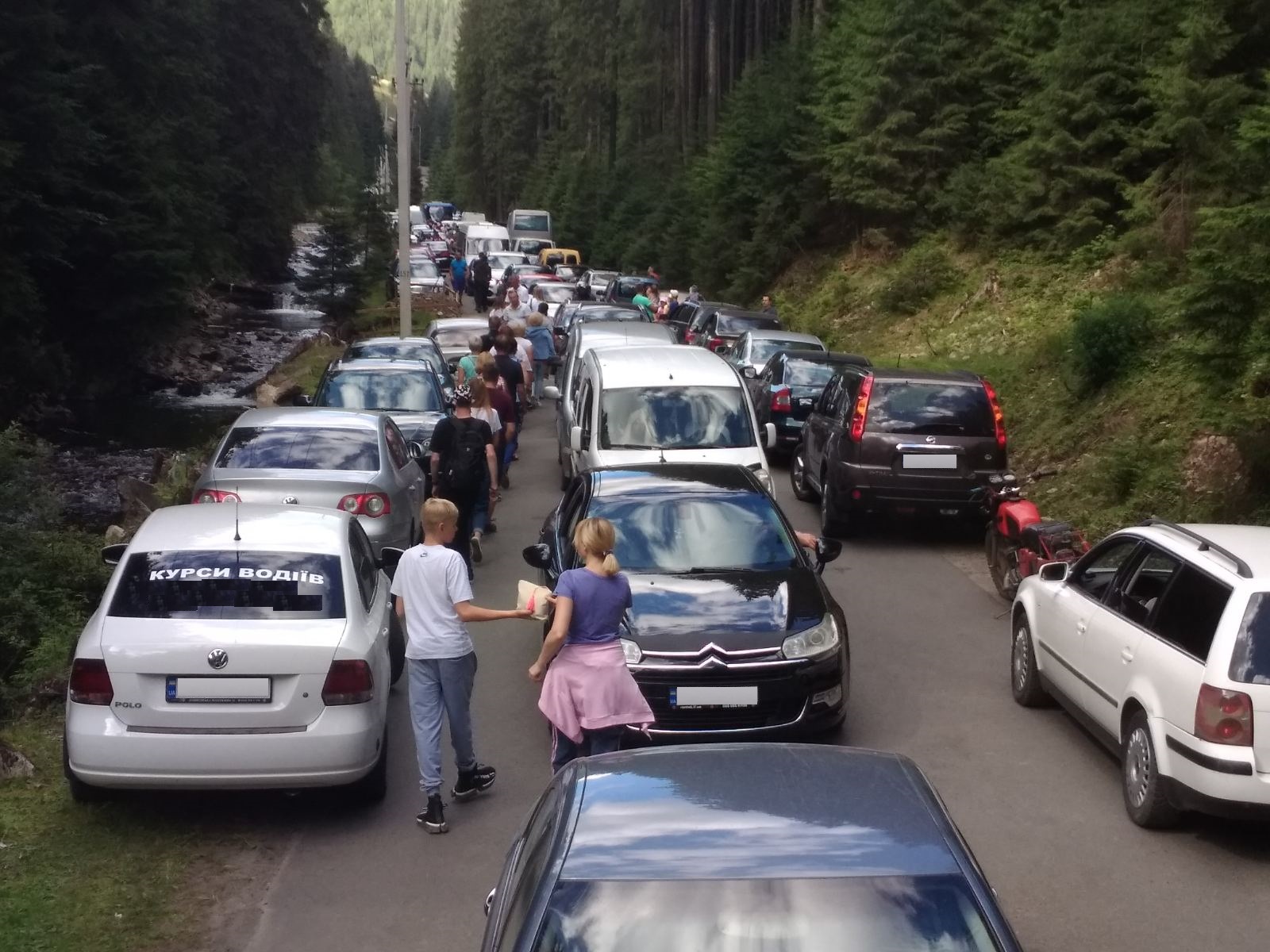 У мережі показали величезне скупчення автомобілів по дорозі в Синевир У мережі показали величезне скупчення автомобілів по дорозі в Синевир