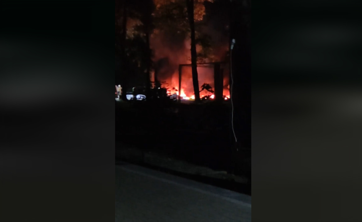 Вночі в Ужгороді на території парку трапилась пожежа: горів атракціон Вночі в Ужгороді на території парку трапилась пожежа: горів атракціон