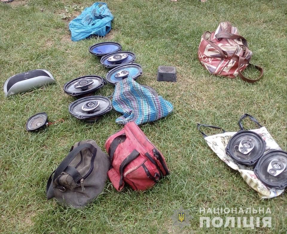 Троє юнаків впродовж ночі обікрали 5 автомобілів односельців Троє юнаків впродовж ночі обікрали 5 автомобілів односельців