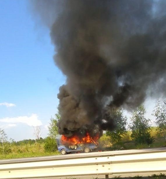 На трасі "Київ-Чоп" горить автомобіль: опубліковано відео з місця події На трасі "Київ-Чоп" горить автомобіль: опубліковано відео з місця події