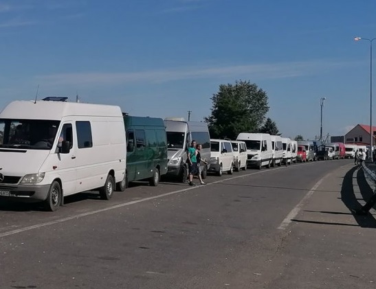 Близько 150 мікроавтобусів: на українсько-угорському кордоні величезні черги Близько 150 мікроавтобусів: на українсько-угорському кордоні величезні черги
