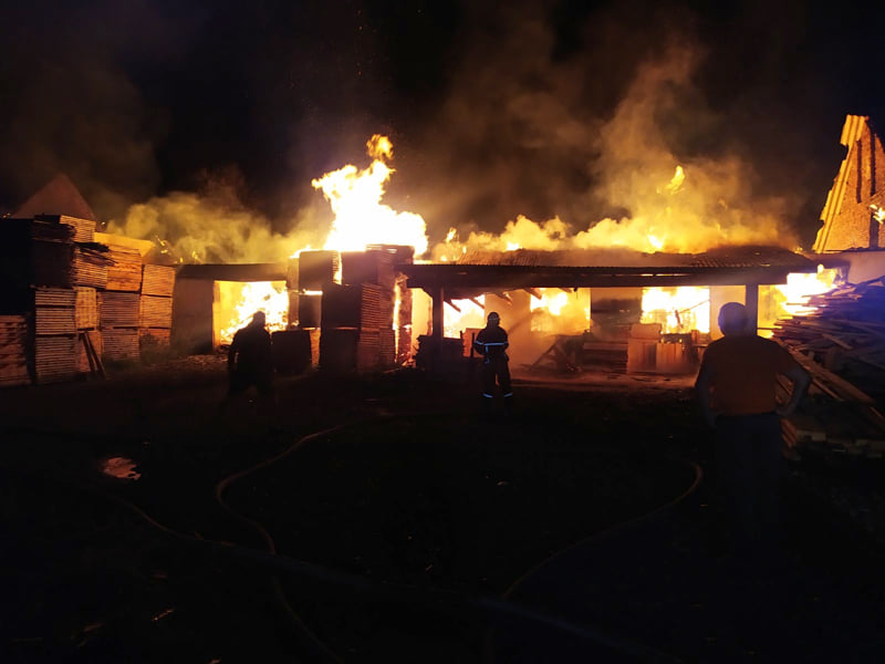 Вночі вирувала велика пожежа: один цех підприємства згорів повністю, ще один – частково Вночі вирувала велика пожежа: один цех підприємства згорів повністю, ще один – частково