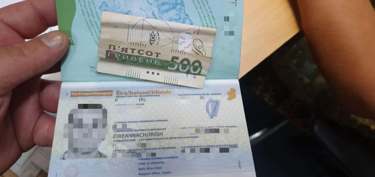 Гроші замість самоізоляції: чоловік хотів "відкупитись" на кордоні Гроші замість самоізоляції: чоловік хотів "відкупитись" на кордоні